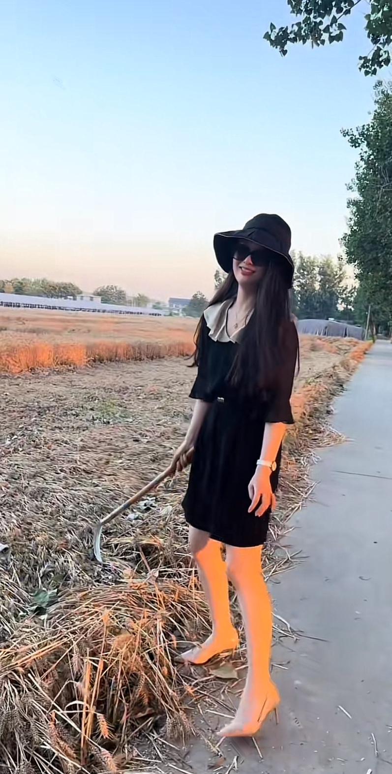 江苏拓瑞集团董事长，徐总的女秘书，下地了干活了，今天她回沛县农村老家了，家里麦田