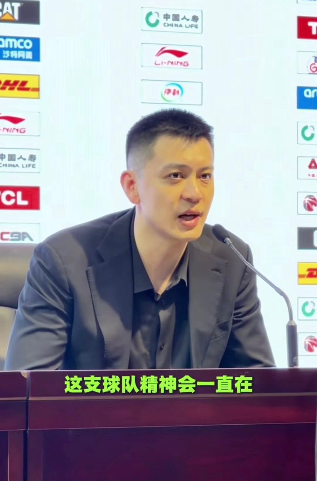 当被问到想对球迷说什么？杨鸣指导表示：赛前强调一点，我们把辽宁抗在肩上，要把精彩