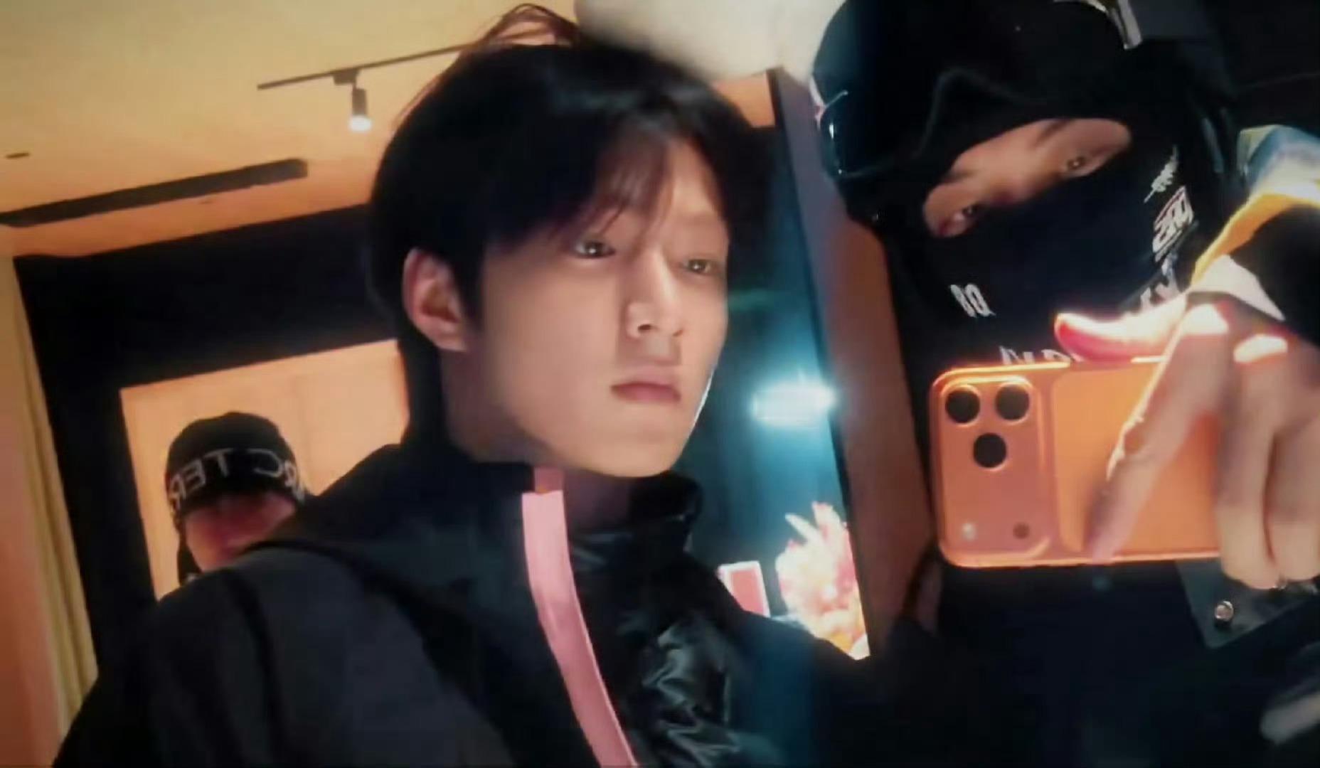 黄子韬被刚起床的刘耀文帅到了刘耀文刚起床的懵懂模样，瞬间点燃黄子韬的“彩虹屁”