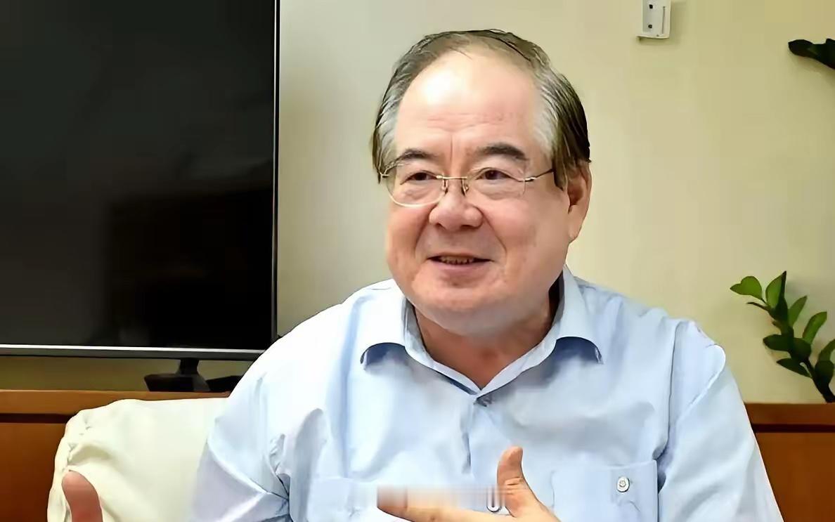 国民党副主席李乾龙，77岁了，前两天干了一件事：他死活不要人扶，自己一步一步，爬