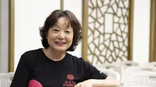 77年恢复高考第1位女状元，语文差1分到满分，49年过去了她过得怎样？这个女孩叫