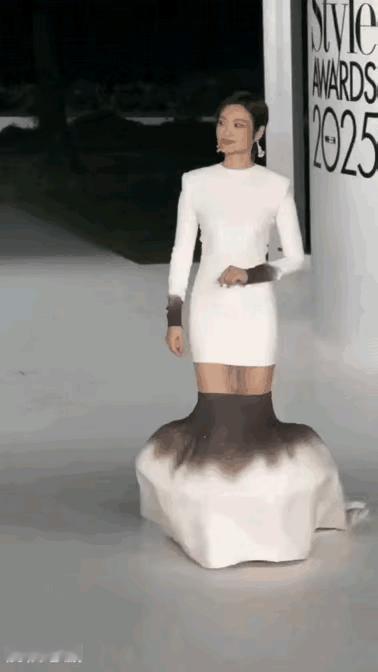 李宇春这套裙子有点画蛇添足了，本来干净利索的一件白色连身裙，偏偏在腿部加了一个累