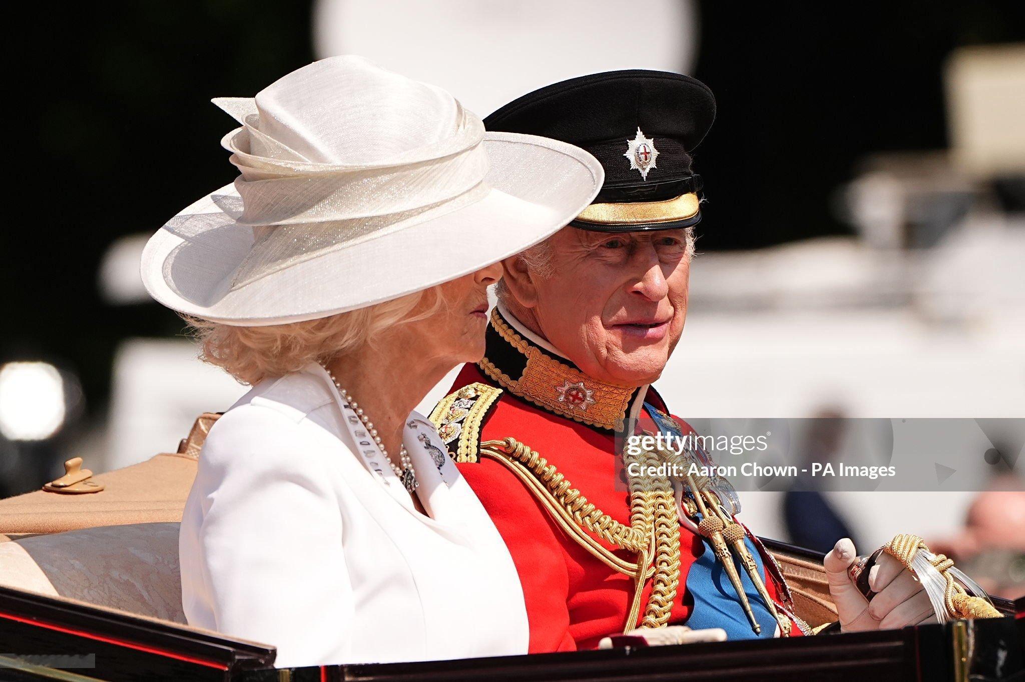 6月14日，英王室成员出席一年一度的TroopingtheColour（君主