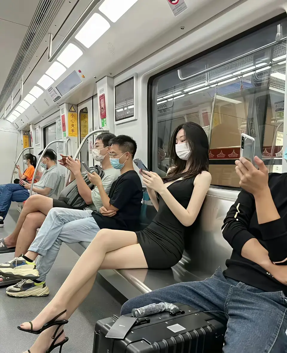 地铁里碰见个大美女​口罩一戴，脸都瞧不太清