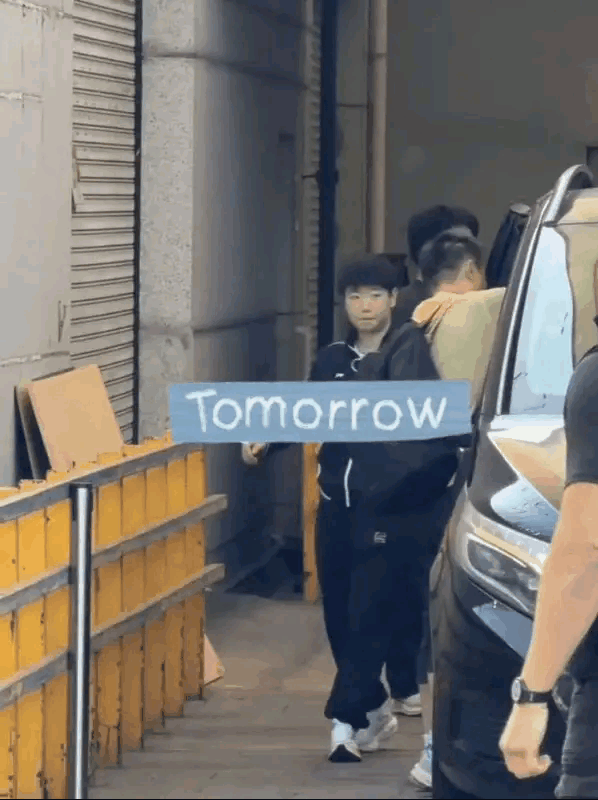 网友说莎莎这次又没有教练啦，这是真的还是假的？看到莎头今天中午下训了，莎莎坐的