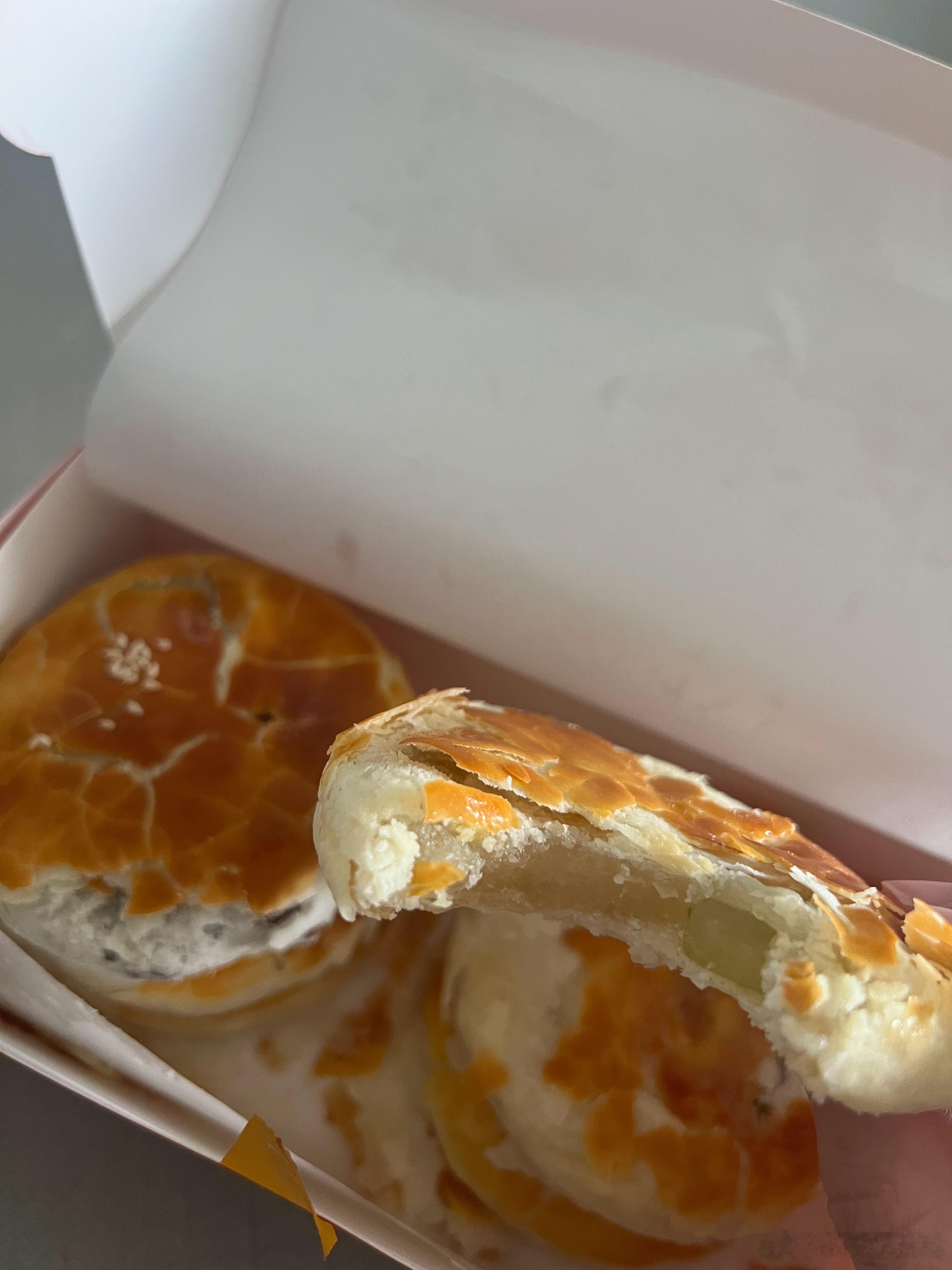 刚去买了新鲜出炉的老婆饼，还是那个味道，绝绝子来广州不打卡老婆饼，就像去北京没逛