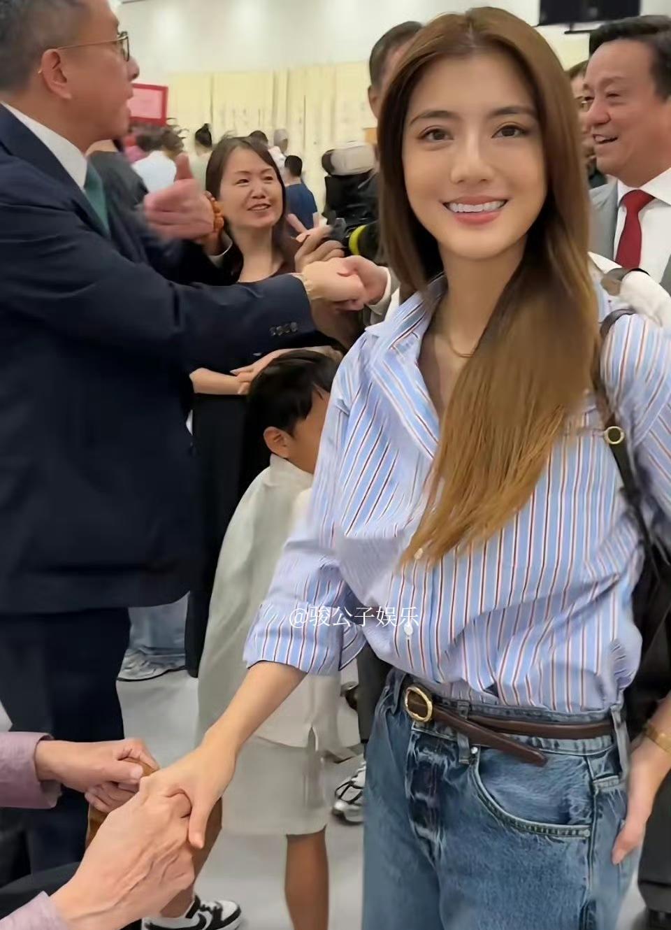 爷爷牵她的手，不是演戏，是递了传家宝。翡翠镯戴上去那刻，她不再是外人，是长房长