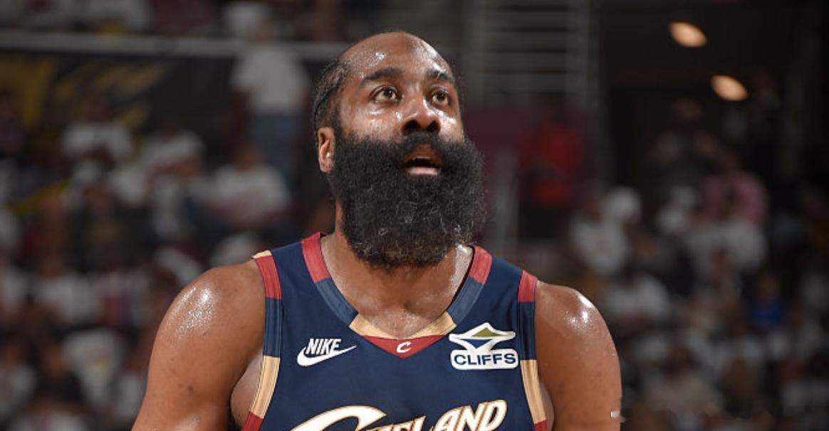 骑士新援海佐尼亚聊到了队友哈登。两人过去曾在NBA赛场正面交手，当时登哥正处于进