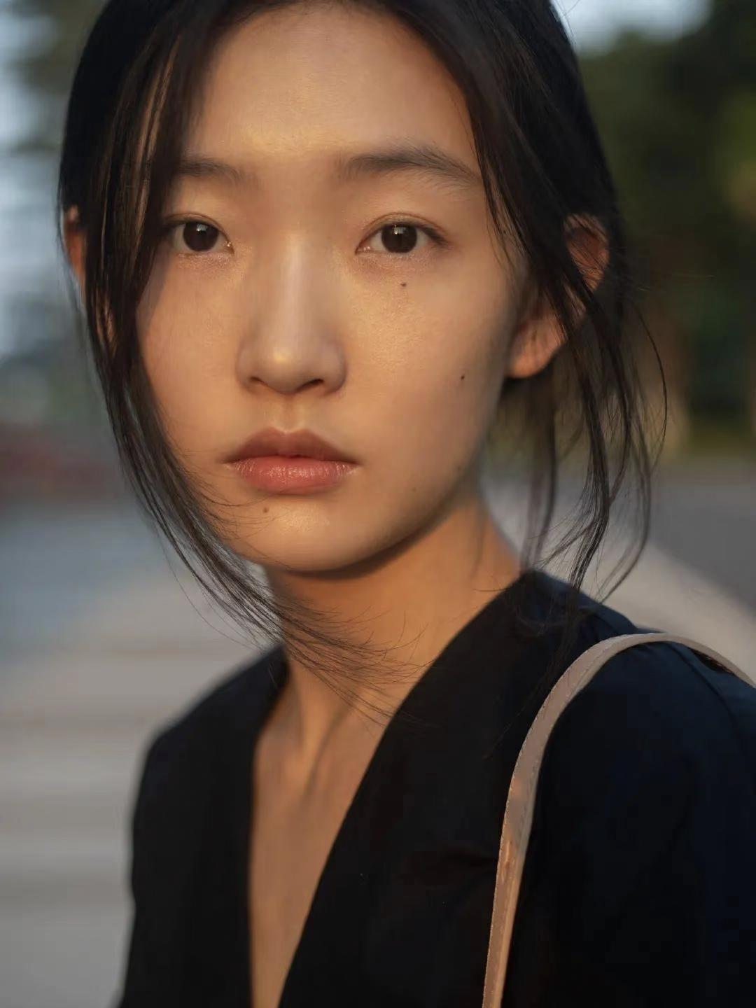 我最想不通的人就是周依然了，你说她才29岁，而且长的那么美，却能把夏橙演那么