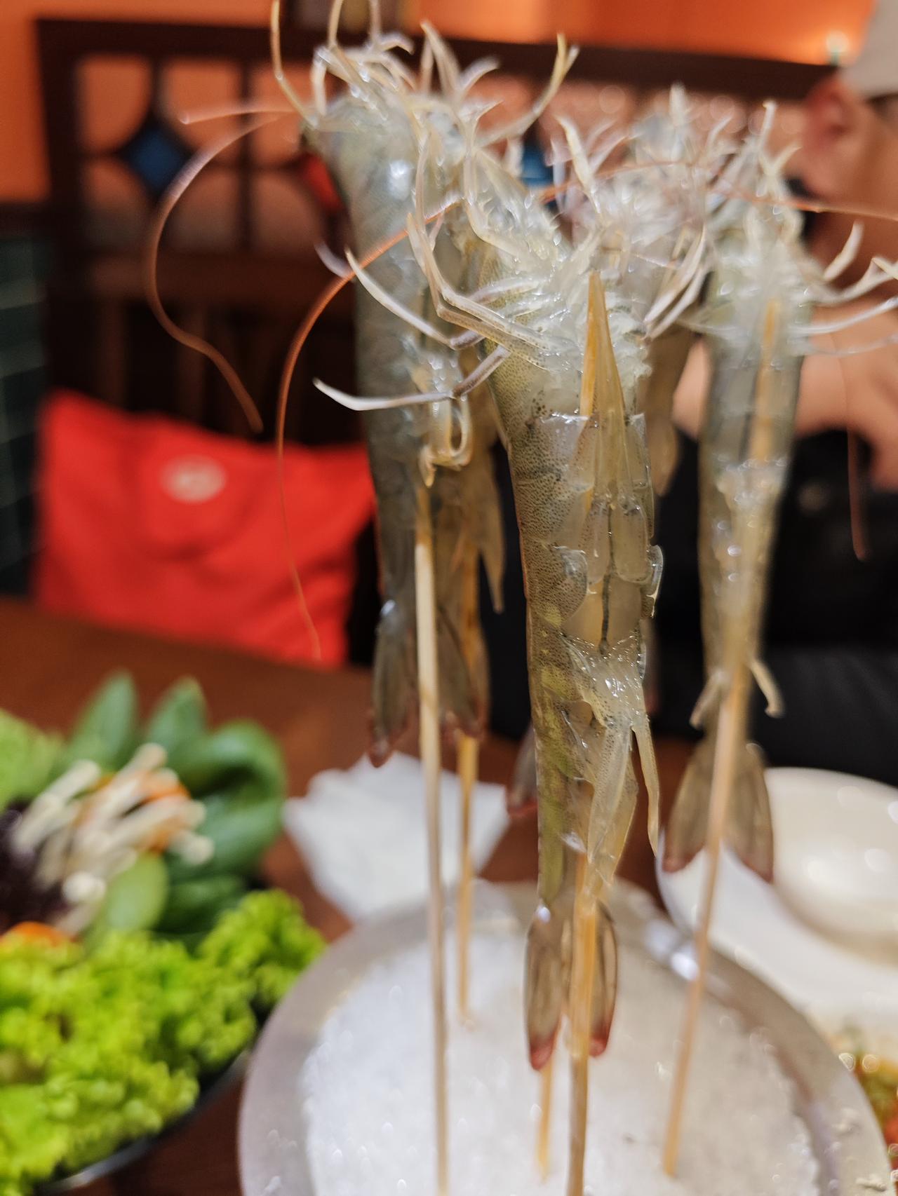 来宁波肯定要品尝海鲜啦，毕竟靠海嘛，怎么着也比杭州新鲜，刚离开海水的螃蟹、虾还有