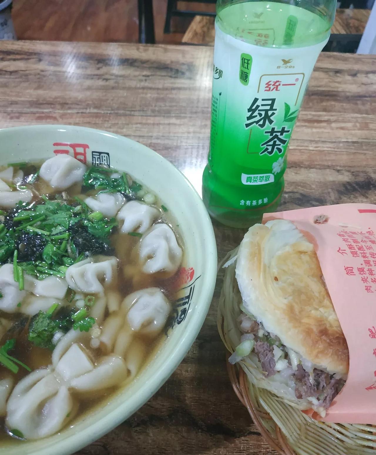 这点钱不多，可也有用。我花了1元，接了一小桶直饮水，可以供我喝4天。晚上到饭
