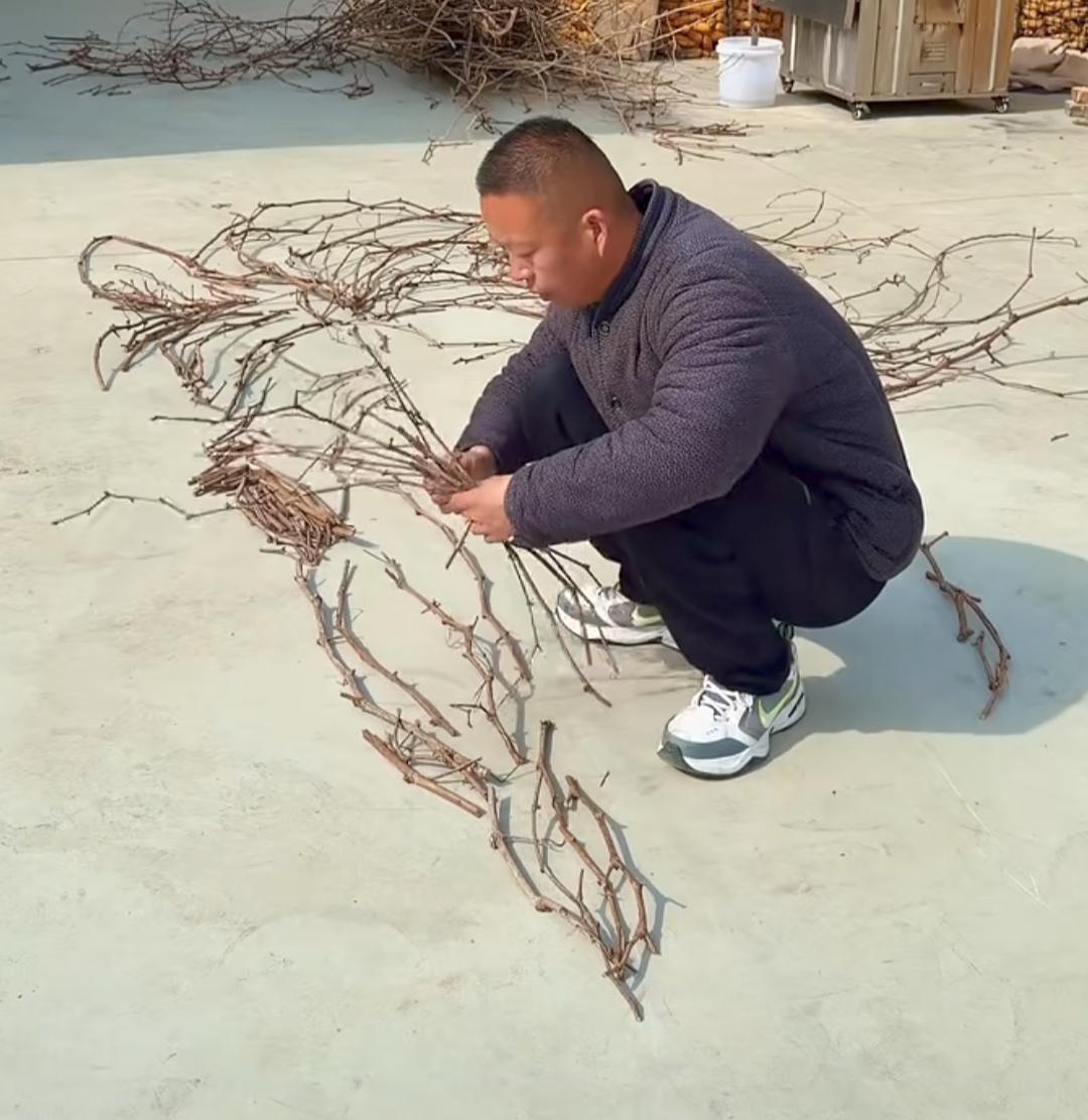 高手在民间，这位山东大哥，一看就有很高的美术功底。用一些枯树枝就能编出一幅骏
