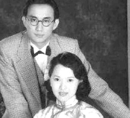 1945年，美国人汤姆在重庆摆下擂台，扬言要打败所有中国人，52岁的吕紫剑知道后