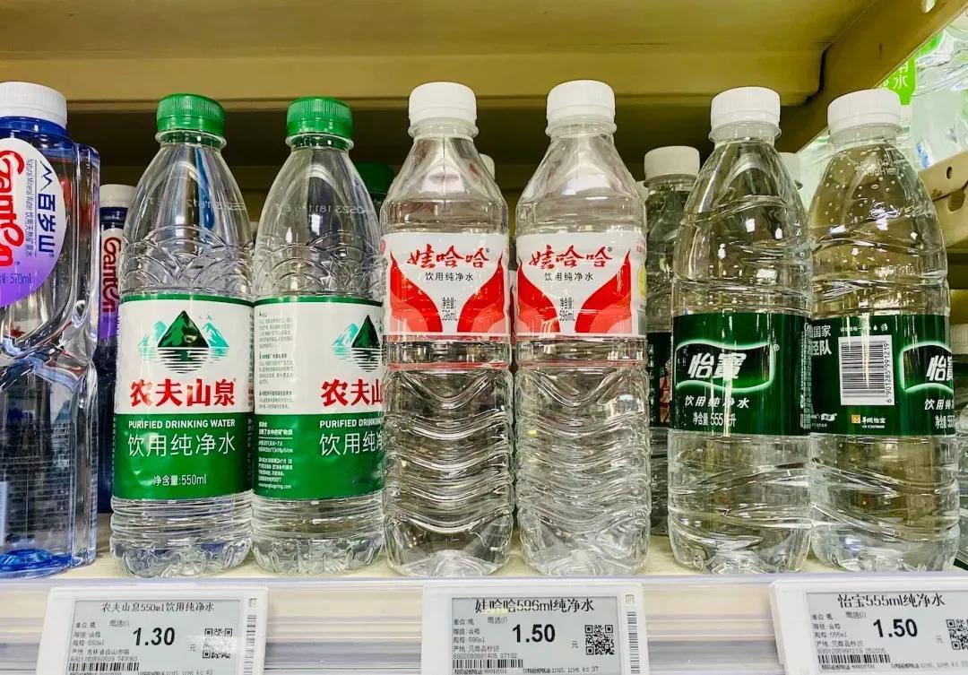 娃哈哈严重滞销，宗馥莉开掉销售总监，亲自出马接管重任，实在耗不起了。平静一段时间