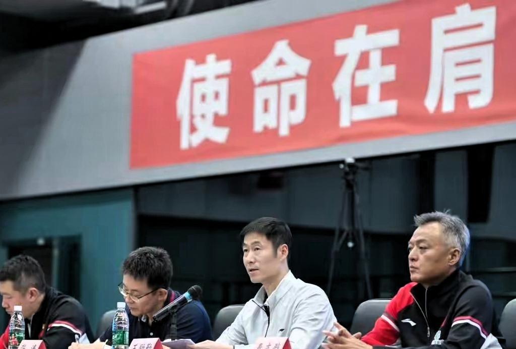 莎莎和楚钦回来就开会，真的是一点顾不上休息。其他队员还好一些，莎莎楚钦打到
