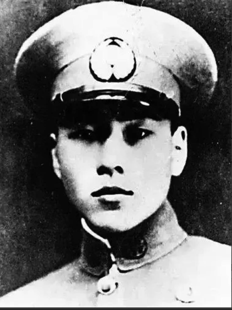 1943年，24岁的中国飞行员击落2架日本战机后，又击伤了第3架敌机后，做出一个