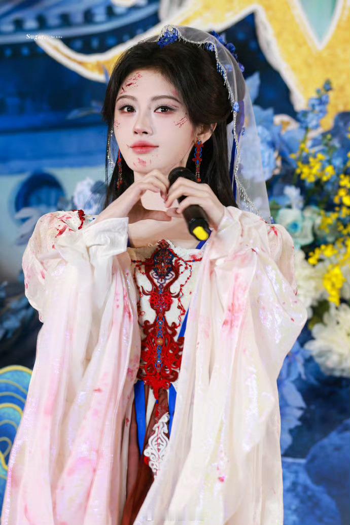 鞠婧祎来战杀青今日份《来战》杀青图来啦战损版阿黛有一种破碎美期待和小鞠的阿黛见面
