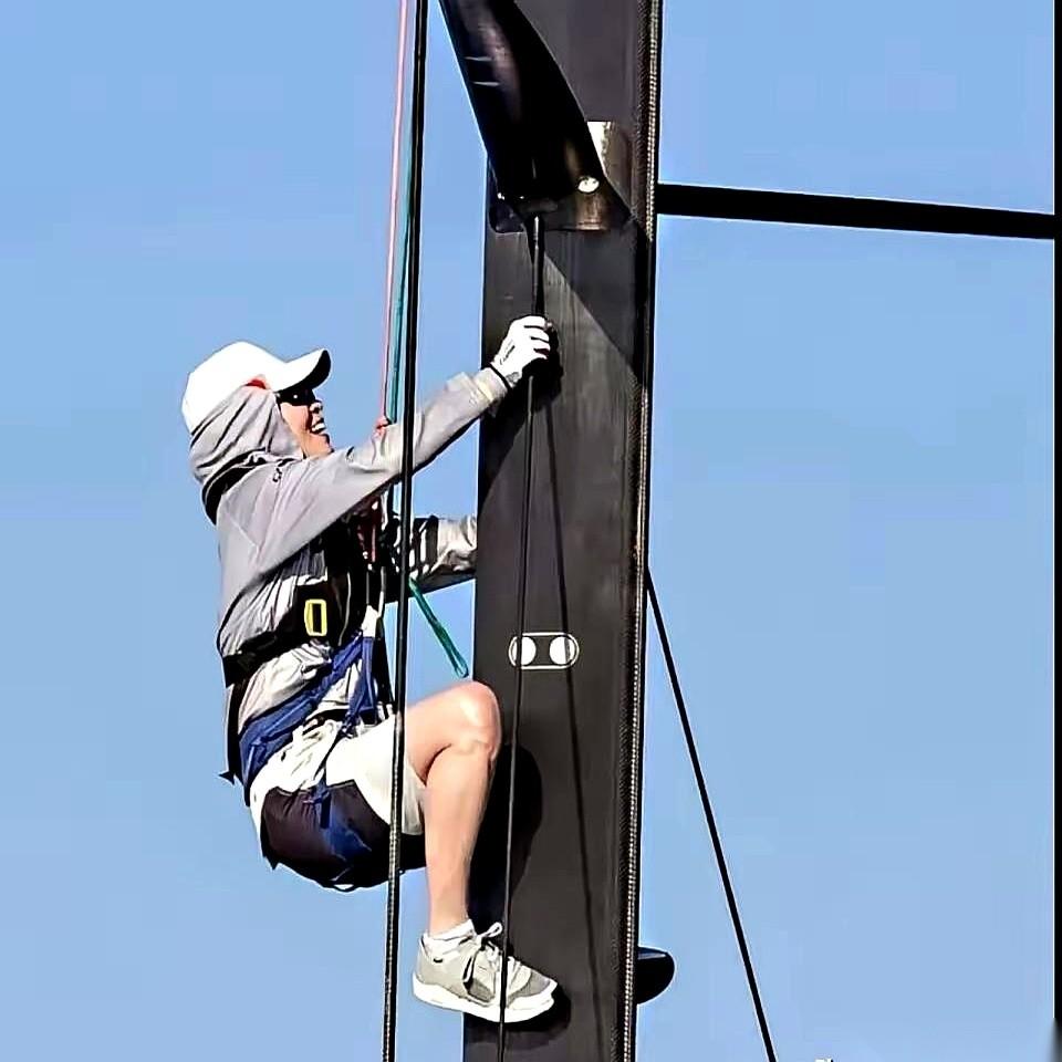 真的，以后谁再跟我提什么王室、王后，我脑子里就一个画面：苏提达。一个快50岁