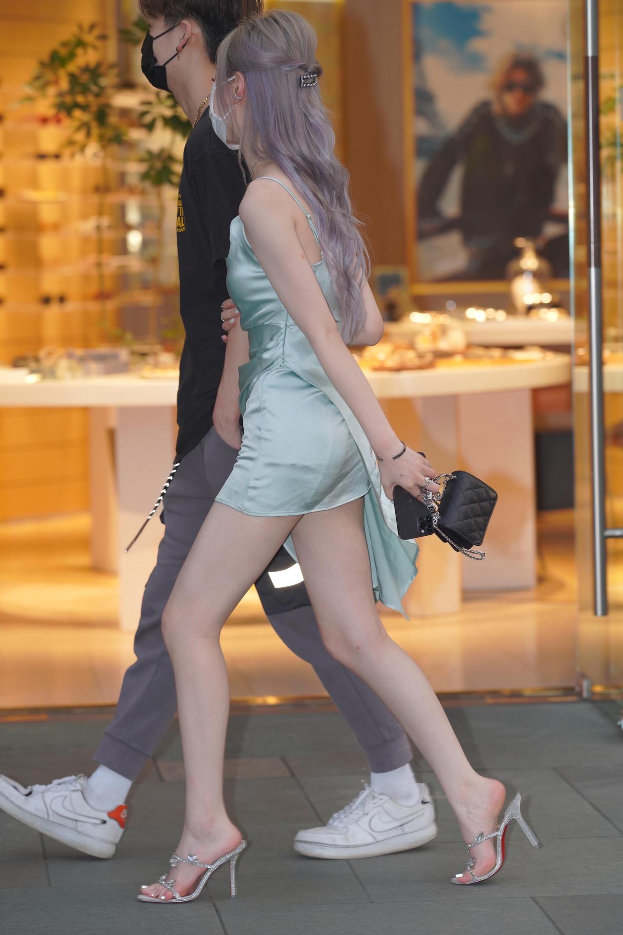 女人穿裙子配什么鞋显得更有品味?女人穿裙子配什么鞋显得更有品味?降温之后，“