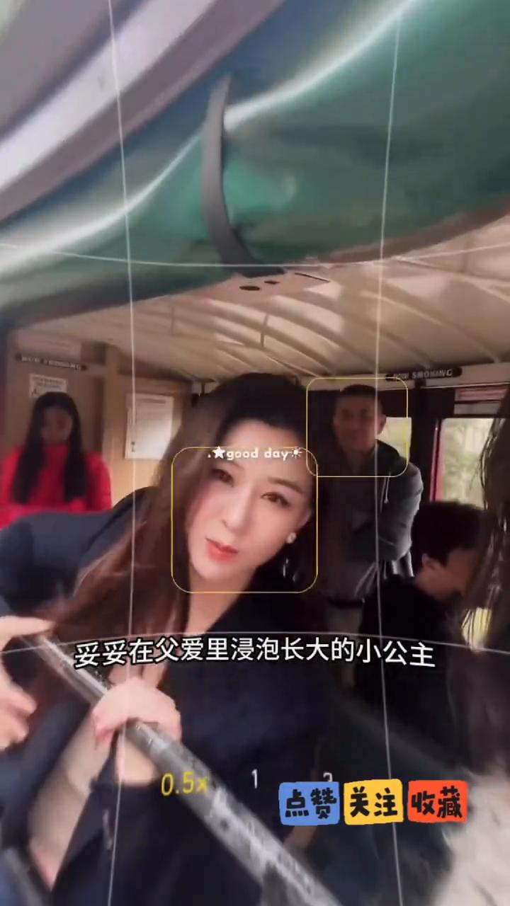 李小萌晒出自己的童年旧照，温柔诉说父女日常，满满的温情治愈人心。翻看老照片才发现