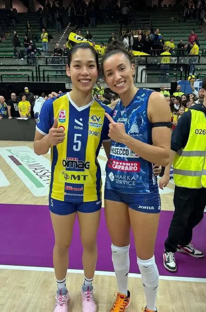 送熊猫合影时，所有人都盯着她们几乎一样的身高。但加比赛后亲口承认，她从庄宇