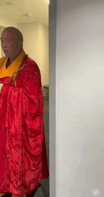 释永信偷看美女急的抓耳挠腮的样子，他能是六根清净的人？这样的人掌握了巨大的财富，