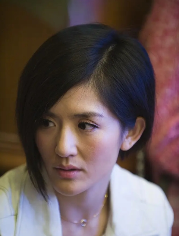 一次，谢娜在包文婧那借了3万澳元，后来还给她3万人民币，包文婧闷闷不乐，直接问她：娜姐，我给你借的可