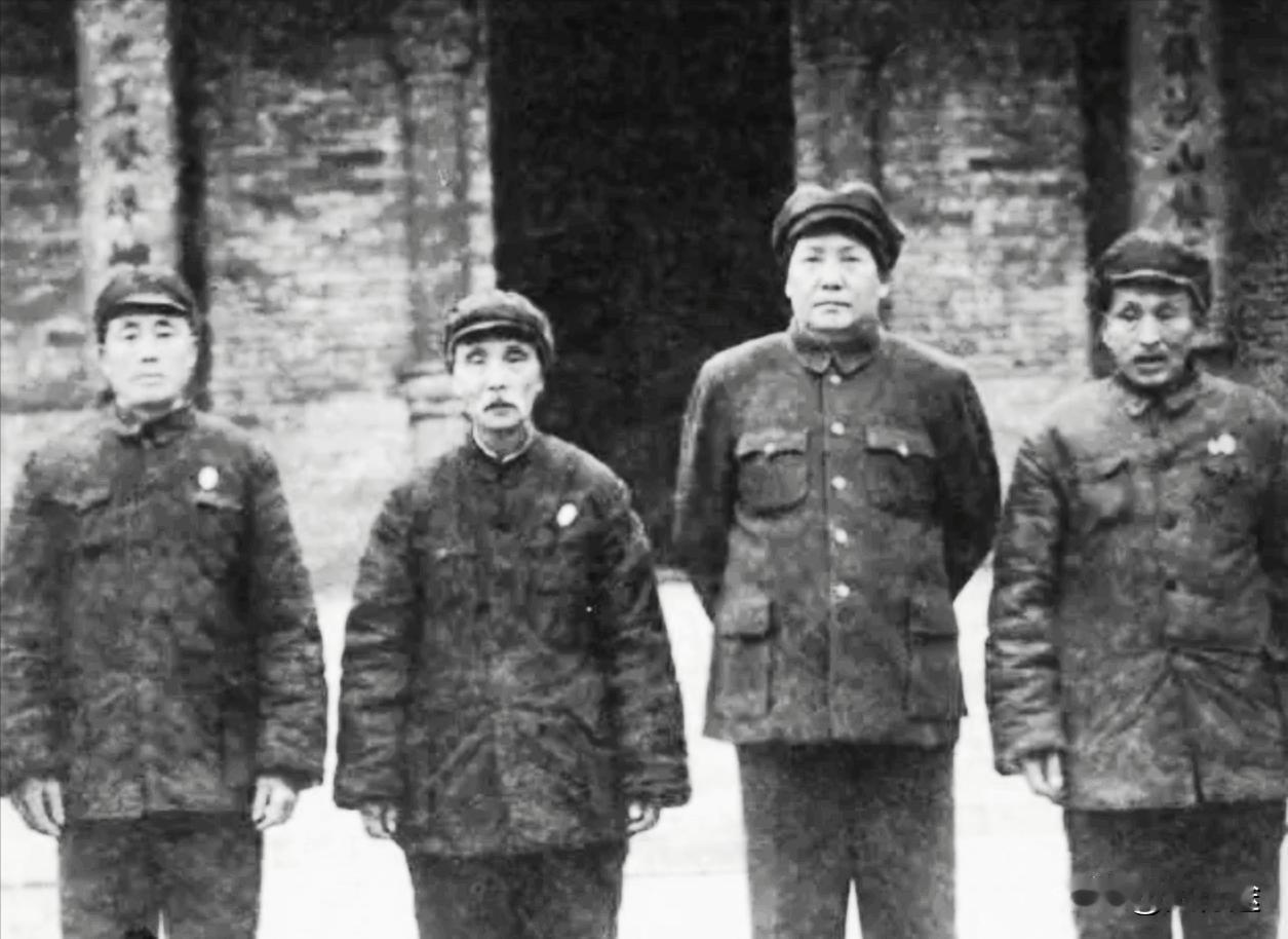 1951年，毛主席和三位发小的合影，个个都是毛主席的恩人。毛主席一直记得曾经帮助