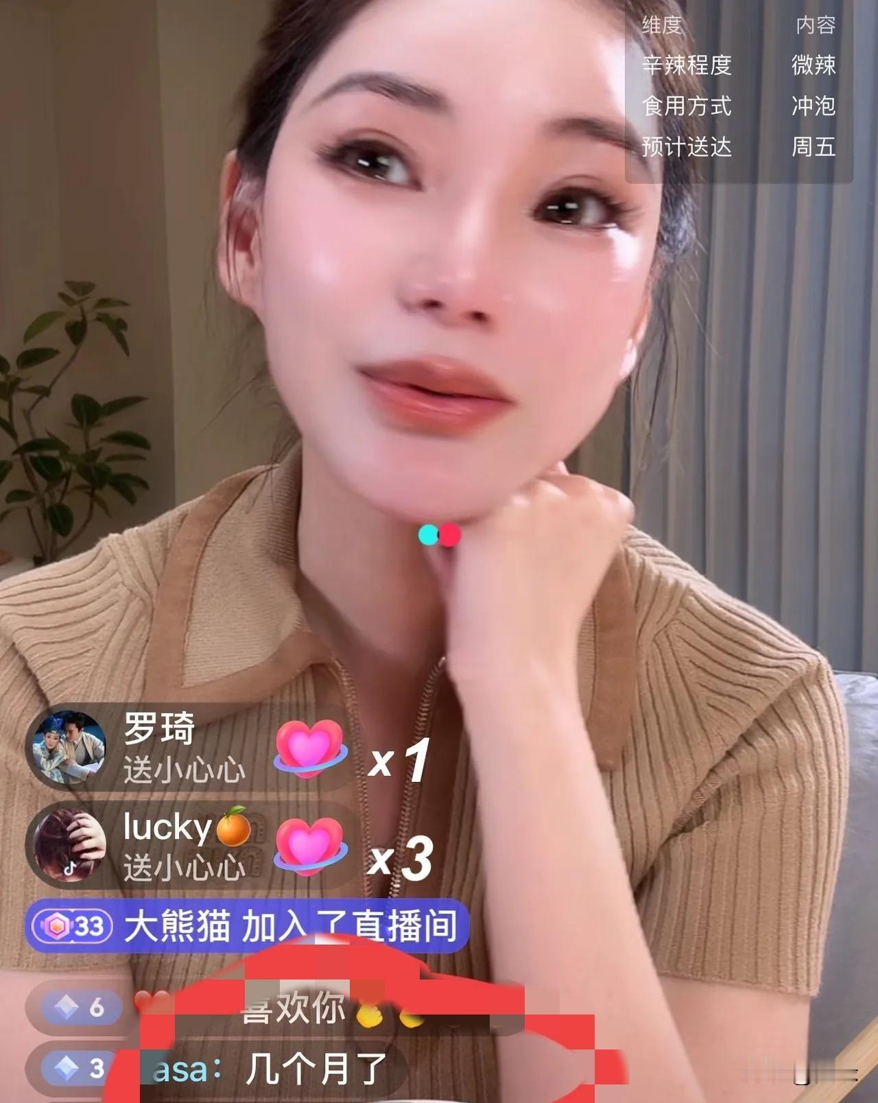 马筱梅太接地气了，搞笑[捂脸哭]网友:你在路边被拍到的照片，肚子看上去很明显啊！