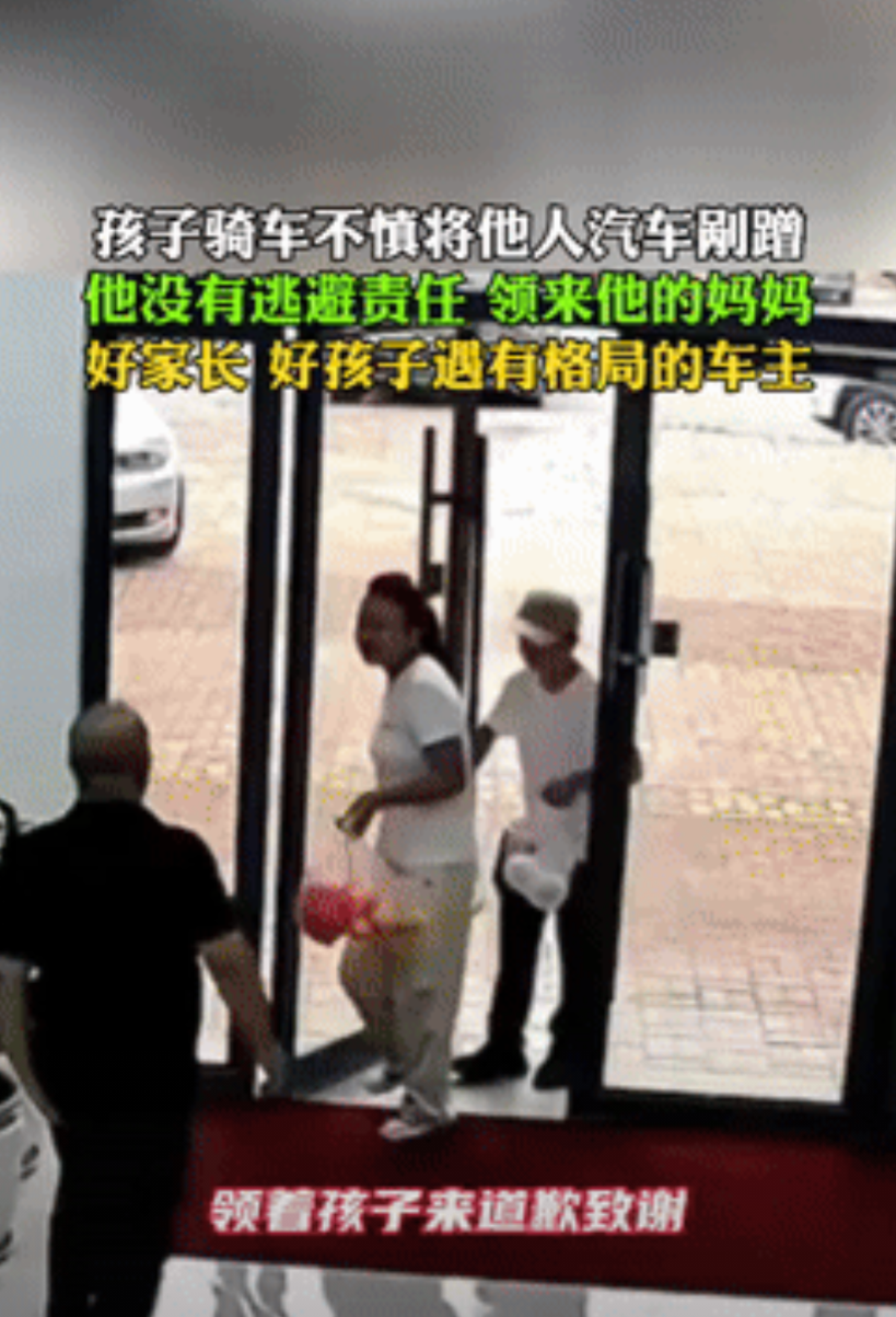 都是讲究人！辽宁，一男孩骑车时不慎剐蹭到汽车，可他却推着车直接离开了，本以为是害
