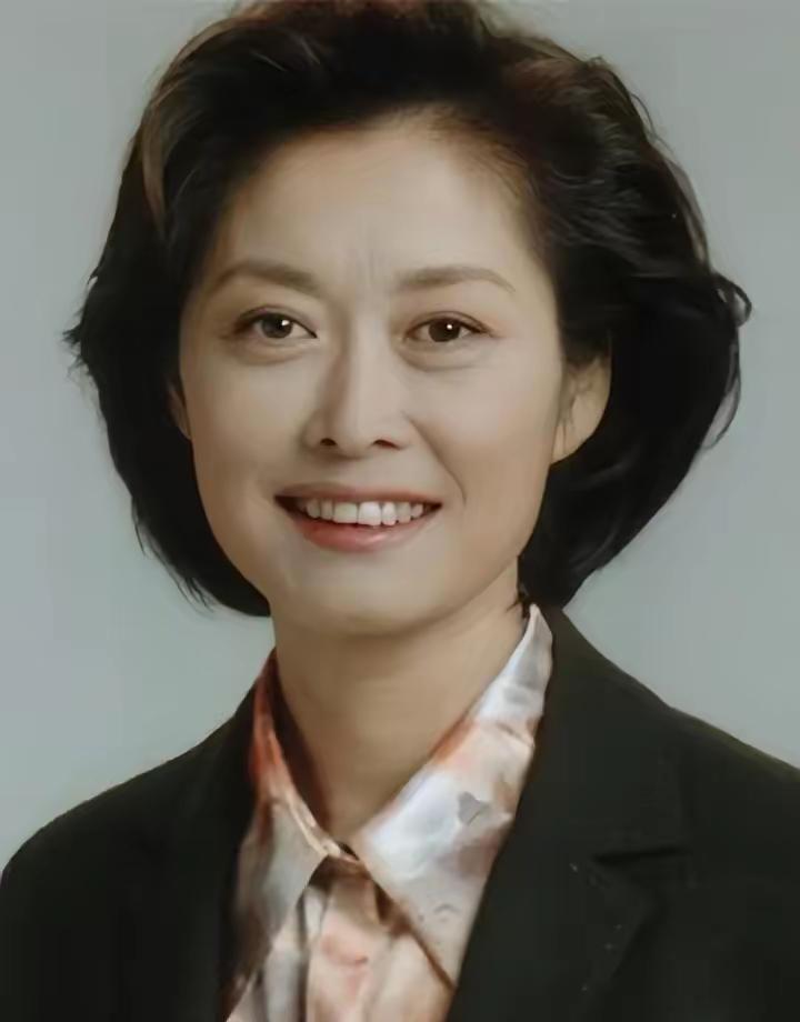她穿着西服套装，给人一种感觉就是实力派你们认识她吗？她是央视美女主持人，她比