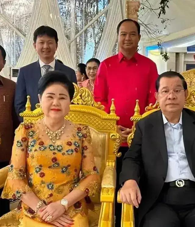 洪森亲王政敌金速卡已经73岁，他的妻子也应该有70多岁的吧，看看他们的合影，金速