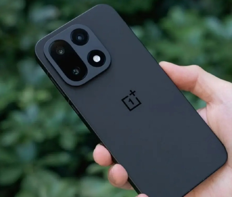 这次一加15可能真的要站起来了！近日，有数码博主对小米17Pro、一加15