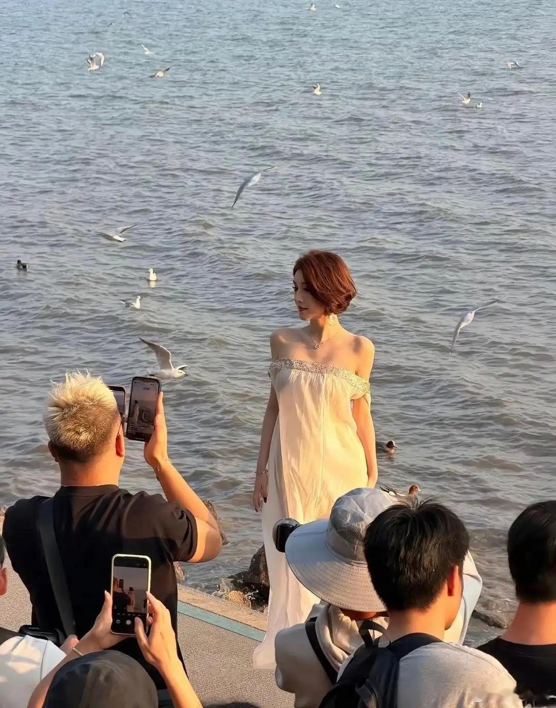 还是没看明白这个衣服到底怎么挂稳的