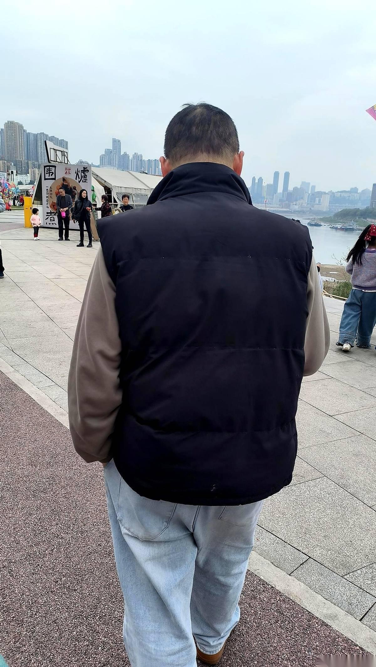 “二十年了，我是真干不动销售了。”说这话时，我老公正蹲在步行街的花坛边，盯着不