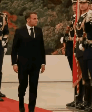 马克龙（心里在嘀咕）：乖乖，这仪仗队，太有范了，走慢点，我得好好看看！