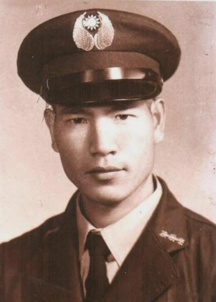 1948年落魄伙夫掉队被俘，解放军看他可怜竟大方塞给两块银元劝其回乡，谁能料到这