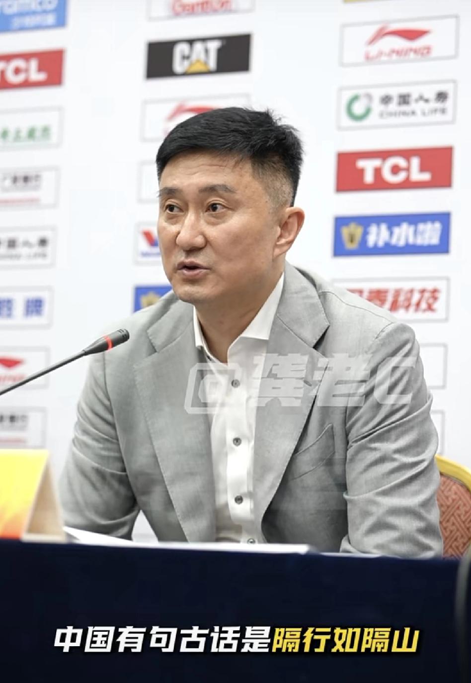 杜锋发布会直言“隔行如隔山”，言外之意就是球迷根本不懂球，不要指手画脚教练的工作