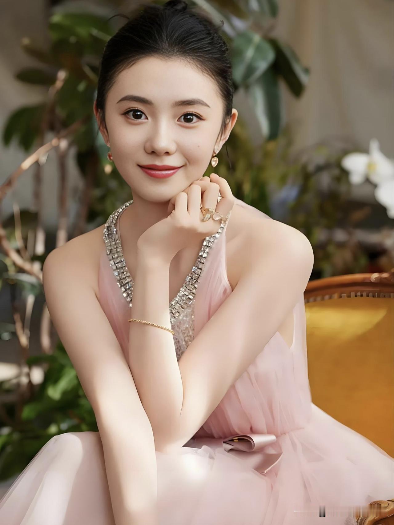 刘浩存，眸若星辰，笑靥如花，以灵动演技诠释青春，用纯净气质点亮银幕，每一步都绽放
