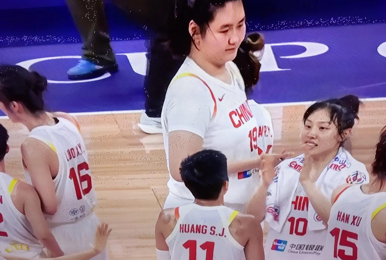 女篮对新西兰！新西兰是小号的澳大利亚，打法相似，力量足、有身高，好多球员都在澳