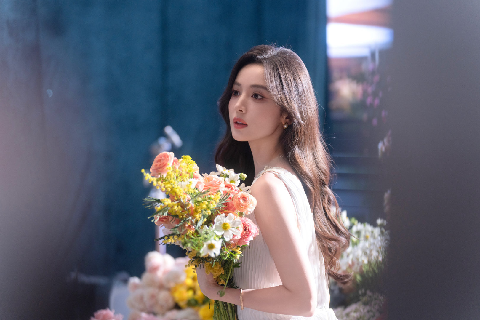 娜扎花市里找春天娜扎发了两波美照谁能拒绝温柔又明媚的古力娜扎，白色亮片长裙搭配