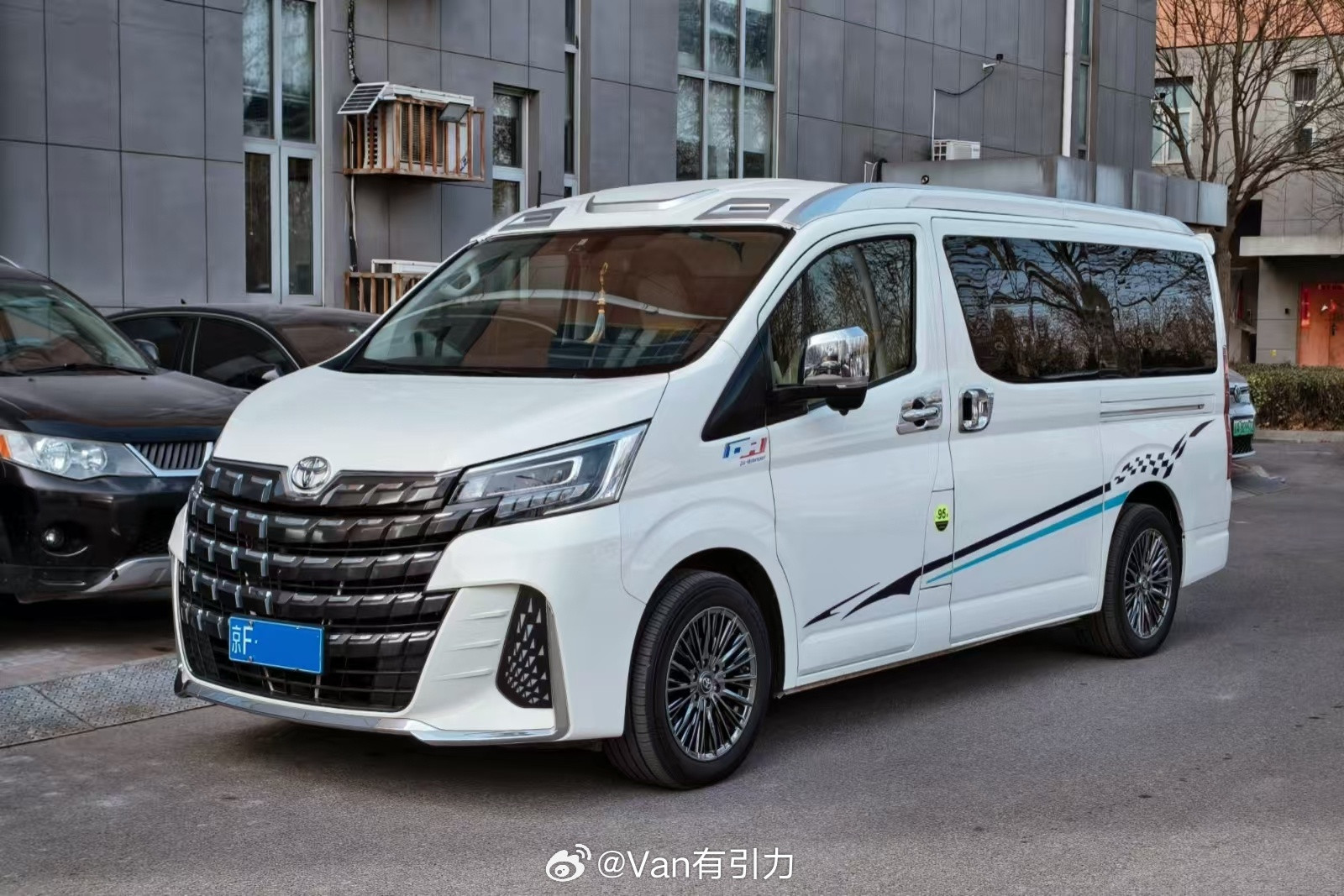 某汽修厂投资人的自用6缸丰田海狮，用专用车资质变身蓝牌车这事儿先放一边，浓浓的