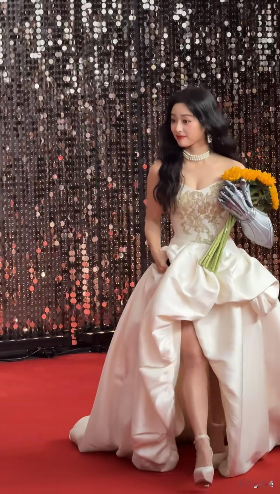 月子这妆造有种做自己的骑士的感觉。我就说这个月很适合星际机甲文！有没有人懂我？！