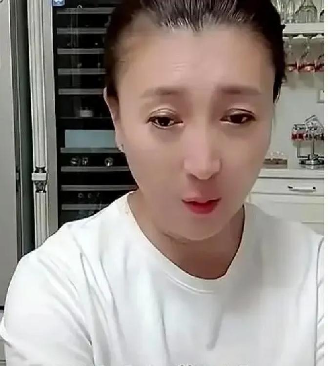 闫学晶昨晚卖五常大米，标价29块8五斤，弹幕有人说超市二十多就能买。她当场变脸