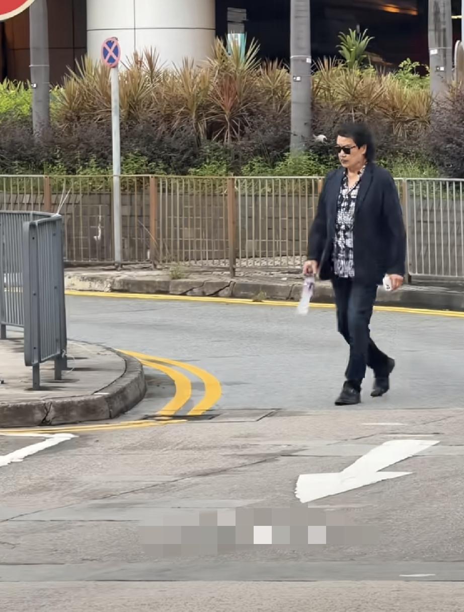赵雅芝老公黄锦燊在前几天的胡枫演唱会结束后独自从红馆出来，虽然头发乌黑，但走路有