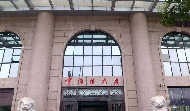 下联：看到“湖南湖北湖对湖”这个上联，不得不感叹汉字对联的奇妙。它巧用地名，“