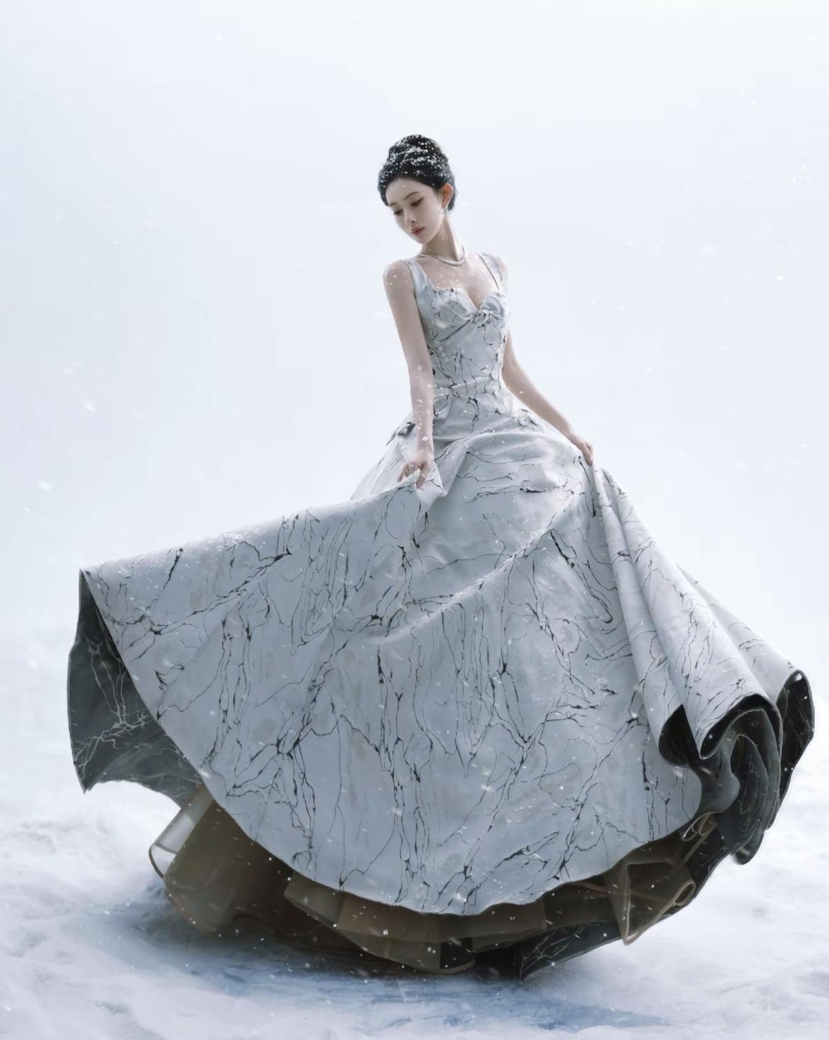 孟子义宛如从古风剧里走出的女主！眉眼灵动，裙摆翻飞，满是江南女子的婉约与娇俏～[