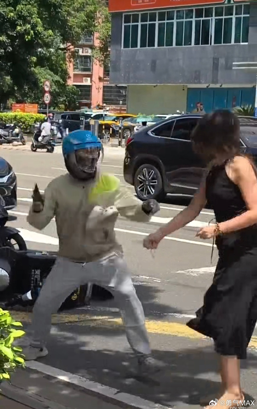群里都在发这个女车主VS外卖小哥​​​