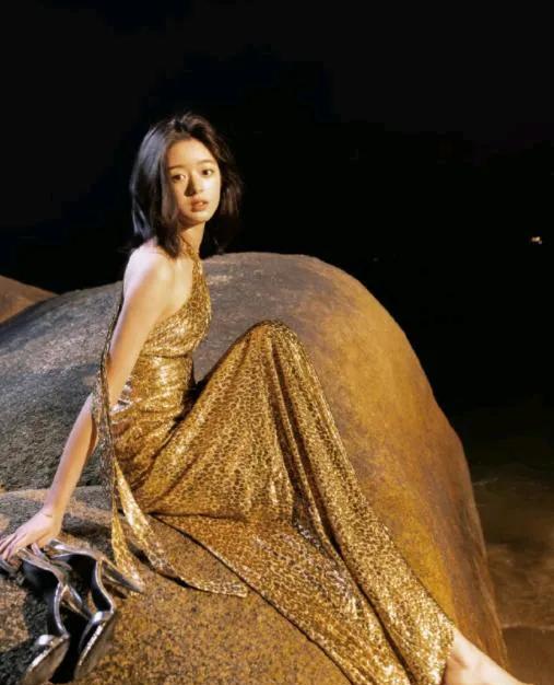 资本家的女儿不会难看的，你看黄杨钿甜就知道了。