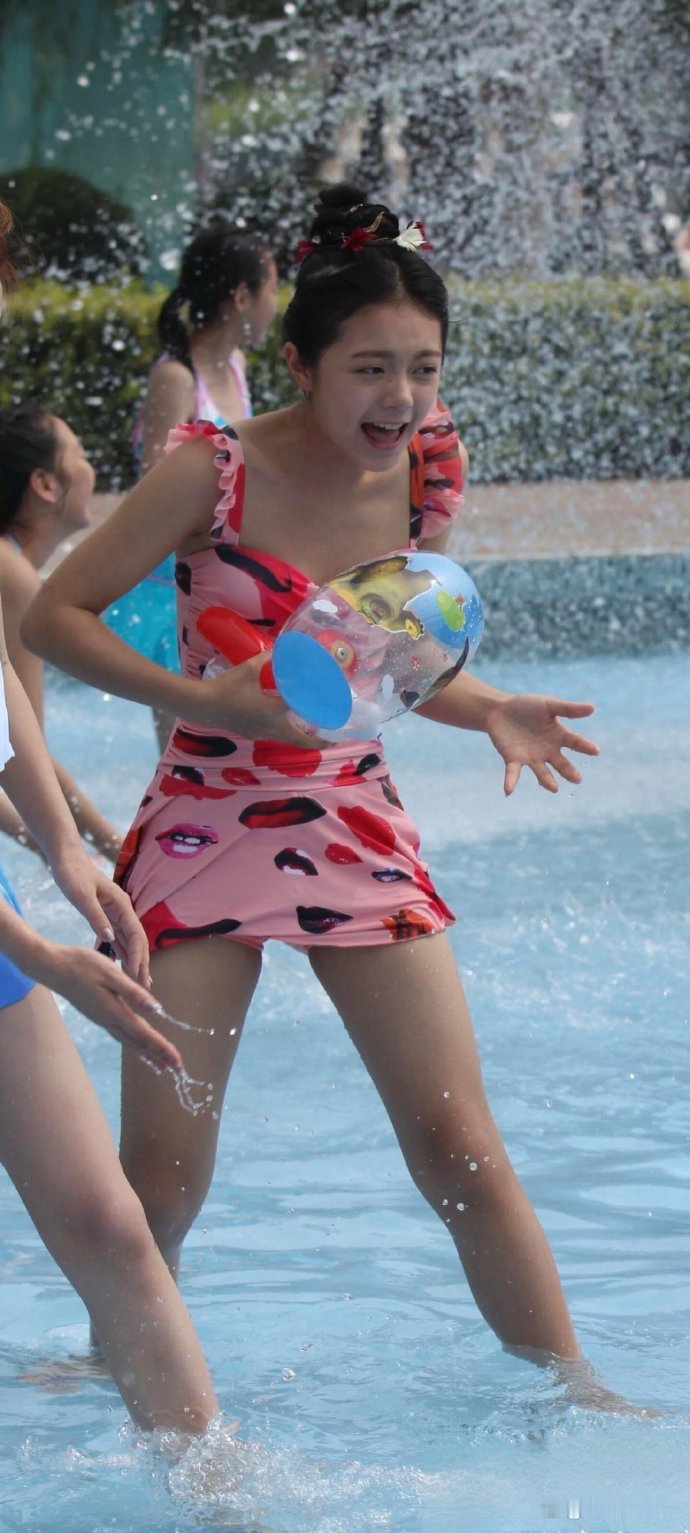 据说这是赵今麦初中时候的照片，青春无敌呀！